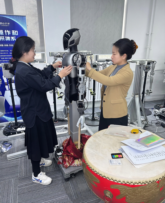 В Пекине роботов-артистов нарядили в традиционные китайские костюмы