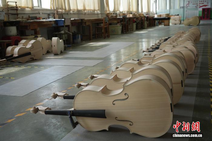 Китайский уезд Цюэшань производит более 40% всех скрипок в стране