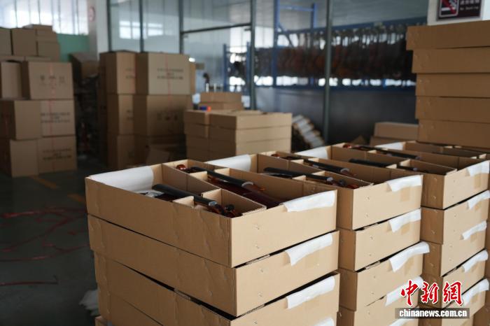 Китайский уезд Цюэшань производит более 40% всех скрипок в стране