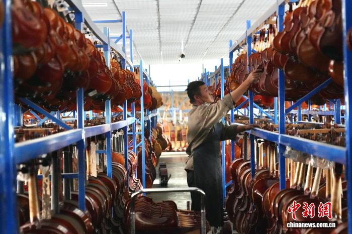 Китайский уезд Цюэшань производит более 40% всех скрипок в стране
