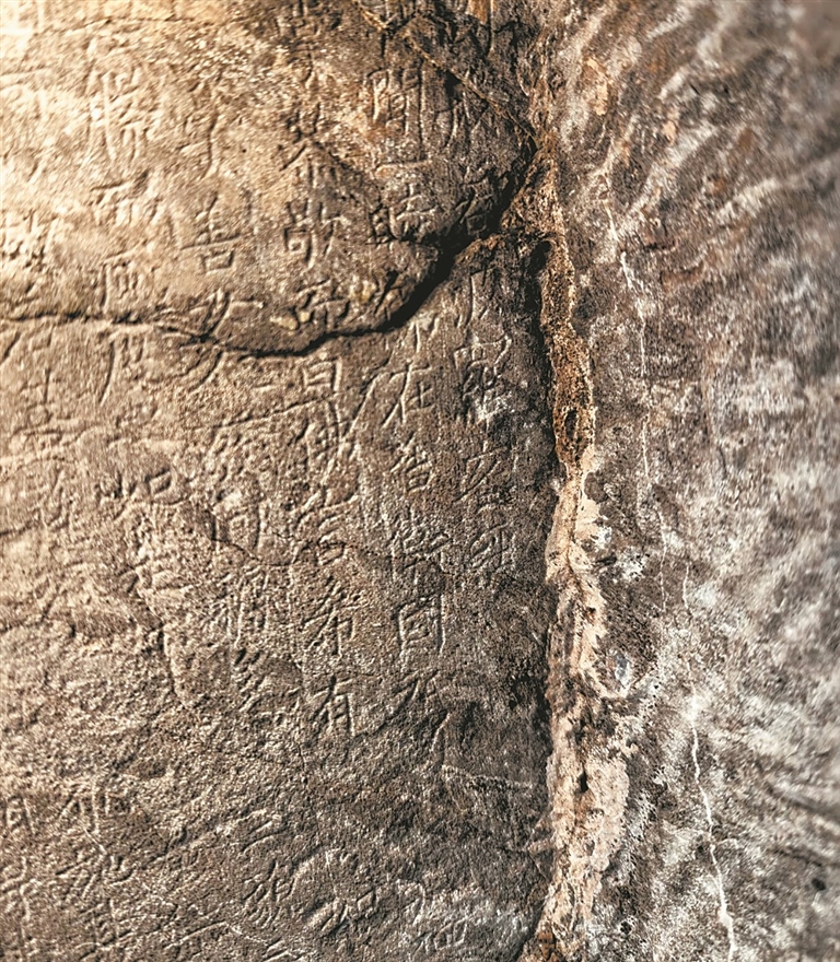 В пещерах Лунмэнь обнаружена новая каменная надпись эпохи династии Тан