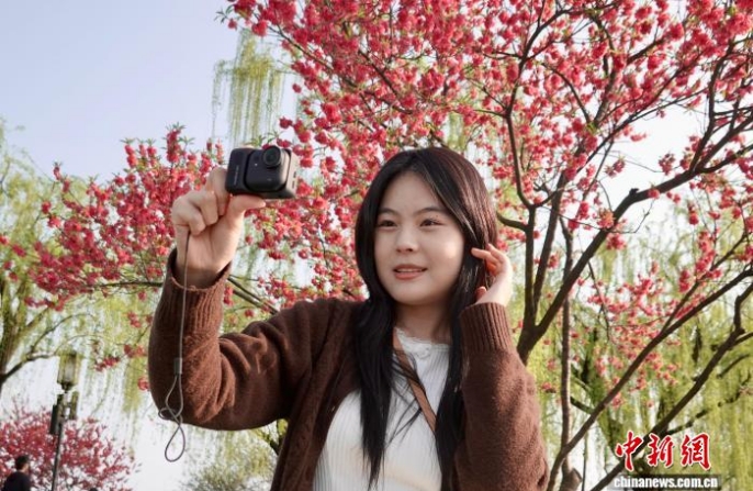 Весенний пейзаж озера Сиху очаровывает посетителей