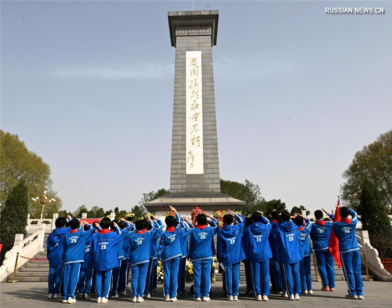 В Китае чтят память павших героев по случаю праздника Цинмин
