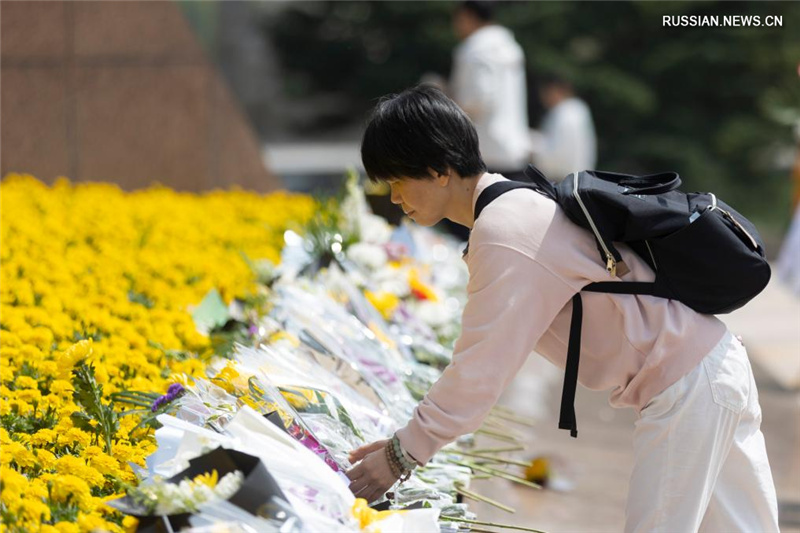 В Китае чтят память павших героев по случаю праздника Цинмин
