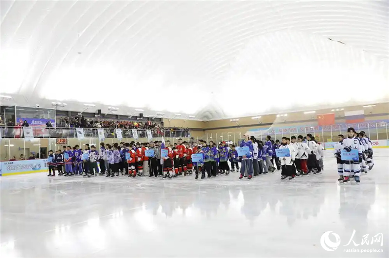 Китайско-российский товарищеский матч по хоккею 2026 года стартовал в уезде Канбао на севере Китая