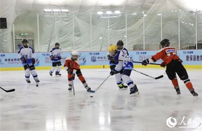 Китайско-российский товарищеский матч по хоккею 2026 года стартовал в уезде Канбао на севере Китая