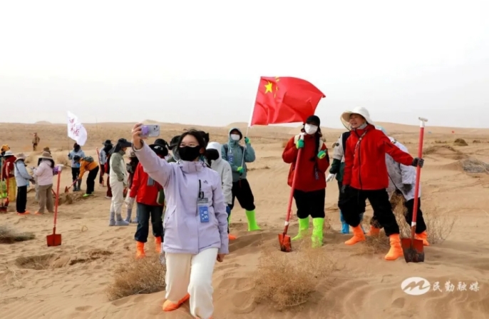 Тысячи молодых людей едут в Миньцинь с целью озеленения пустыни