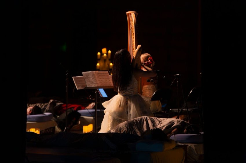 В Шанхае прошёл концерт классической музыки, который слушают лёжа