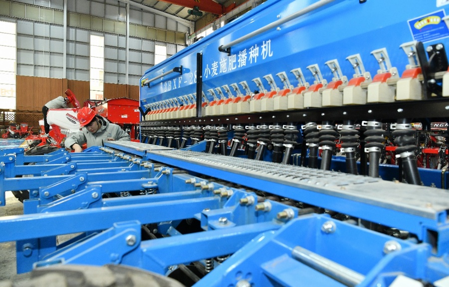 В китайской деревне ускоренно собирают сельхозтехнику для весеннего сева