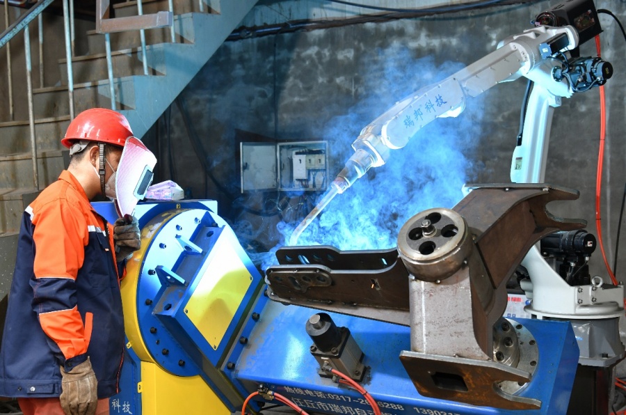 В китайской деревне ускоренно собирают сельхозтехнику для весеннего сева