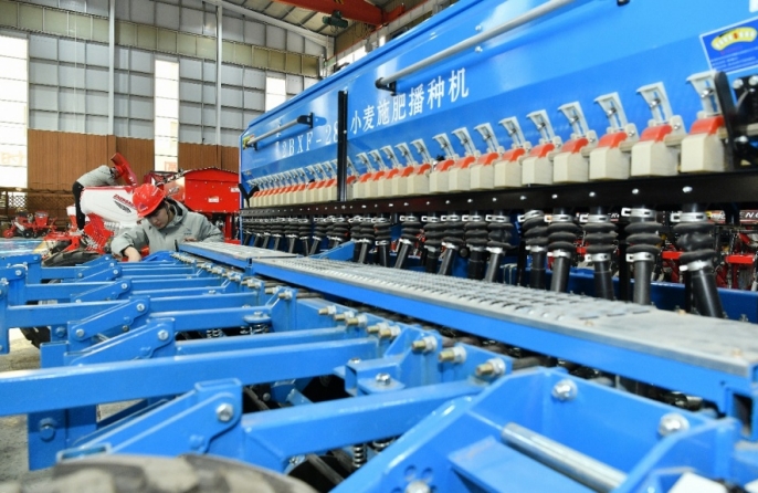 В китайской деревне ускоренно собирают сельхозтехнику для весеннего сева