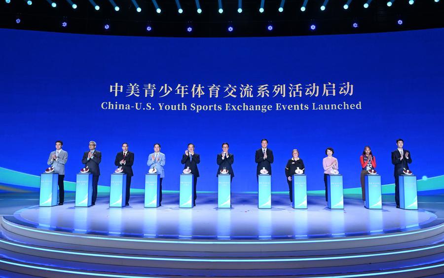 10 апреля, Пекин. Заместитель председателя КНР Хань Чжэн принимает участие в торжественном собрании, приуроченном к 55-й годовщине китайско-американской "пинг-понговой дипломатии", и церемонии открытия серии мероприятий в рамках спортивных обменов между молодежью Китая и США. /Фото: Синьхуа/