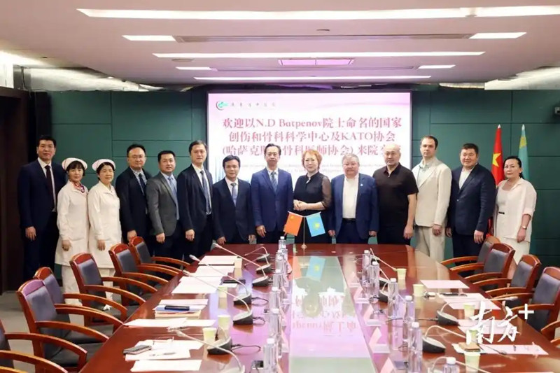 В г. Гуанчжоу проходит международный учебный курс по академическим обменам и хирургическим технологиям в области ортопедии между Китаем и Казахстаном