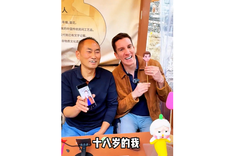 Иностранному эксперту «Жэньминьван» в городе Уху слепили его копию из глины