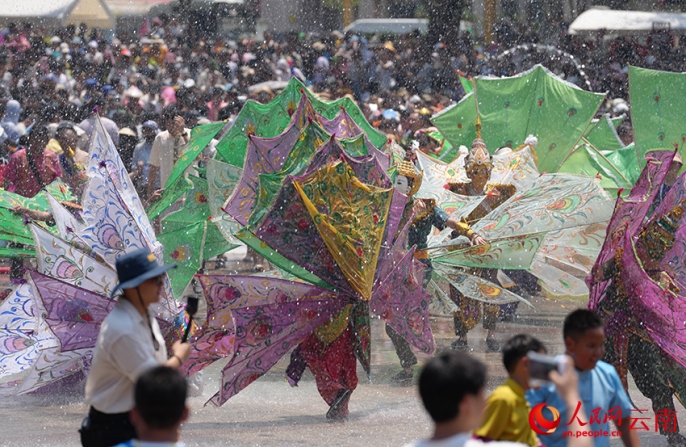 В уезде Мэнлянь десятки тысяч людей устроили праздник обливания водой