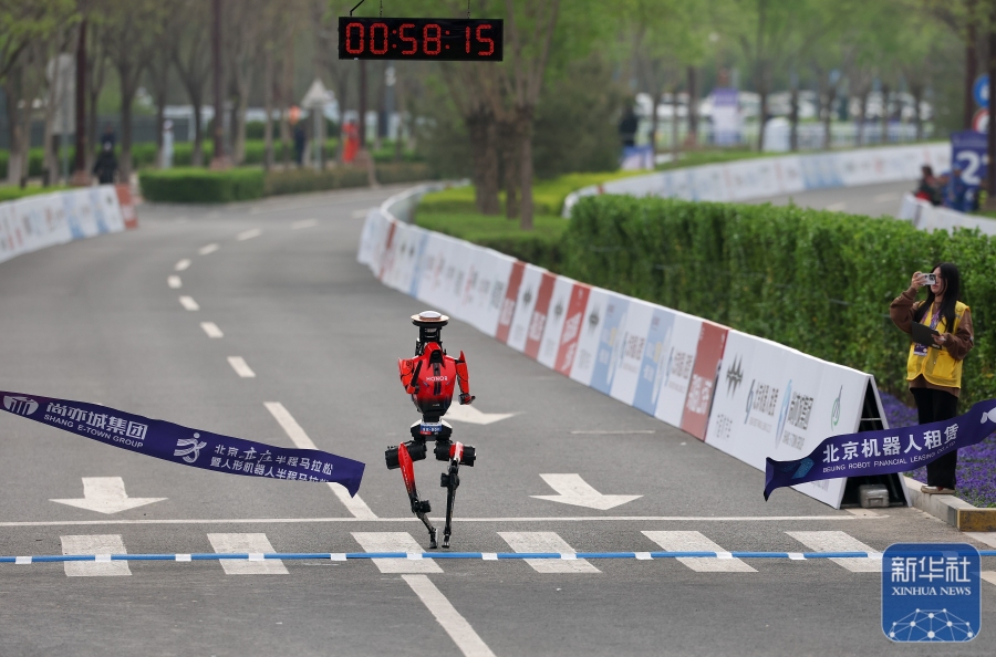 50:26! Определён победитель пекинского полумарафона человекоподробных роботов в Ичжуане‑2026