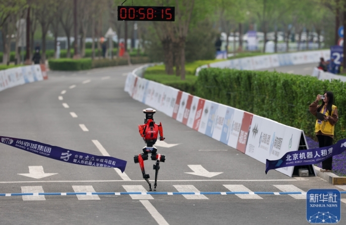 50:26! Определён победитель пекинского полумарафона человекоподробных роботов в Ичжуане‑2026