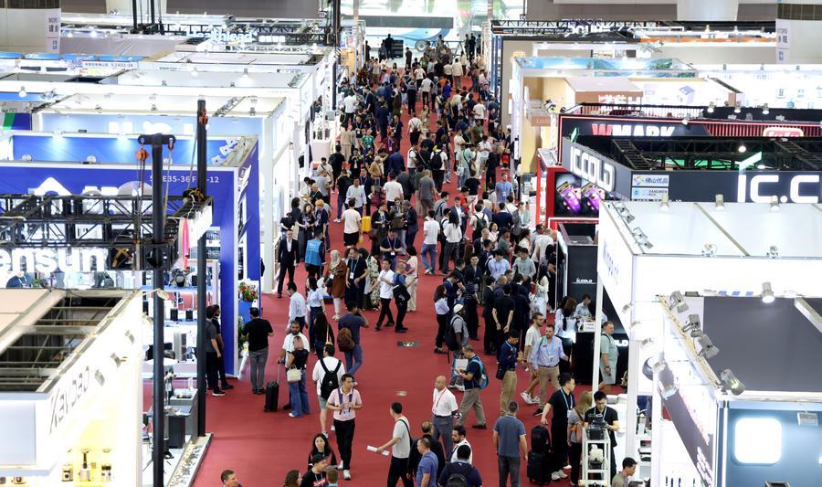 За время первой фазы 139-й Гуанчжоуской ярмарки количество прибывших через местный аэропорт Байюнь россиян выросло более чем на 80 проц.