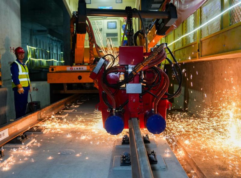 В Шанхае завершилась укладка рельсов на линии метрополитена, пересекающей реку Янцзы