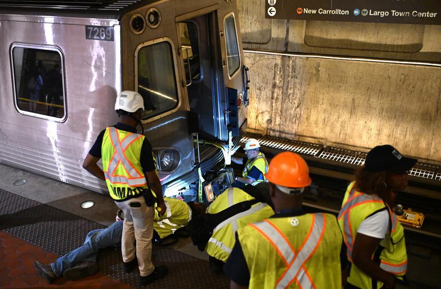 11 человек получили травмы в результате столкновения рабочего транспортного средства с остановившимся поездом метро в Вашингтоне