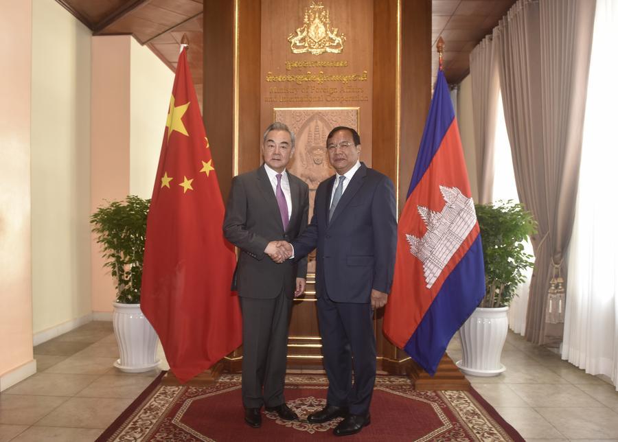 Глава МИД КНР провел переговоры с министром иностранных дел Камбоджи