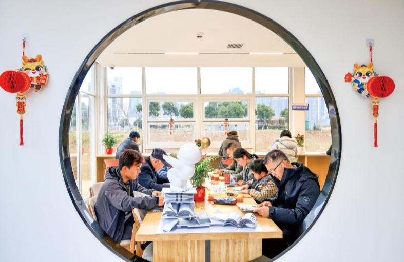 В китайских городах набирают популярность «микробиблиотеки»