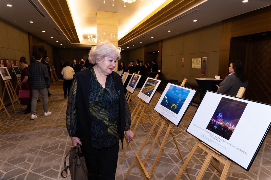 Китайская модернизация -- это искусство маленьких шагов -- российские посетители фотовыставки в российском Владивостоке