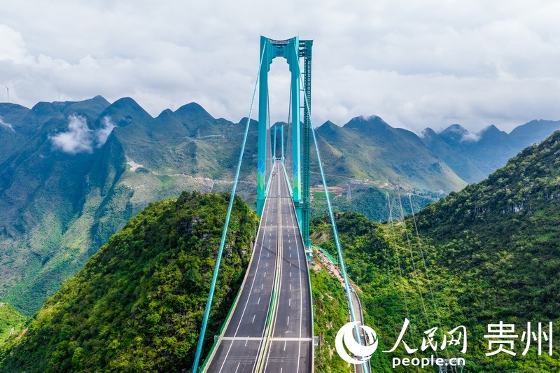 Мост через ущелье Хуацзян занесен в Книгу рекордов Гиннеса как «самый высокий мост в мире»