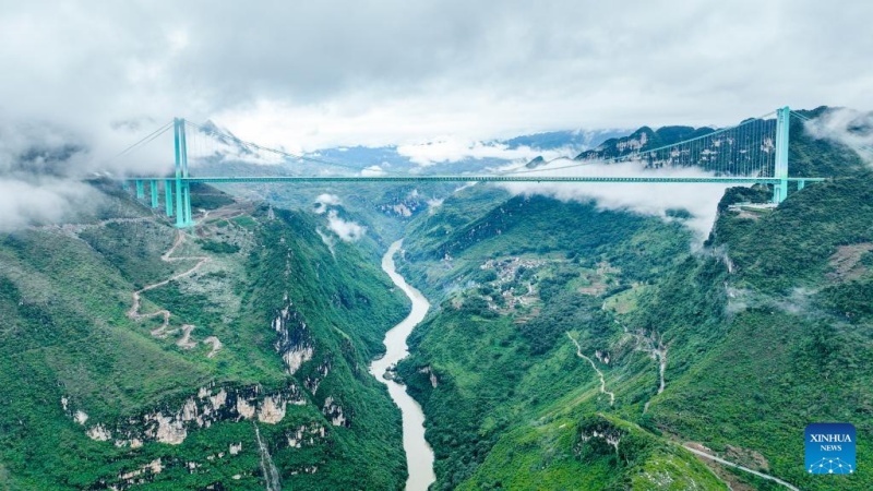 Мост через ущелье Хуацзян занесен в Книгу рекордов Гиннеса как «самый высокий мост в мире»