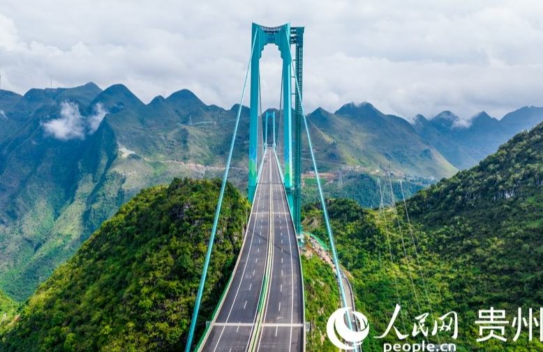 Мост через ущелье Хуацзян занесен в Книгу рекордов Гиннеса как «самый высокий мост в мире»