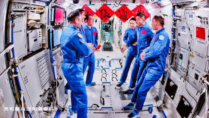 Экипаж корабля "Шэньчжоу-23" вошел на китайскую космическую станцию