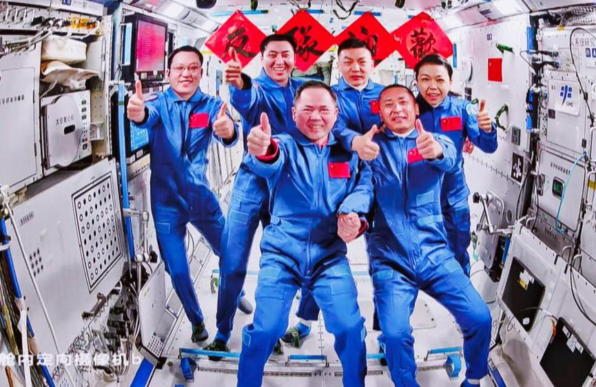 Экипаж корабля "Шэньчжоу-23" вошел на китайскую космическую станцию
