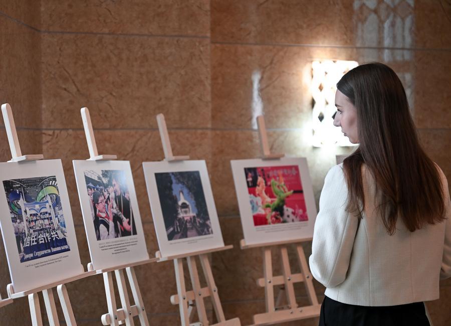 Достижения китайской модернизации впечатлили посетителей фотовыставки в Иркутске