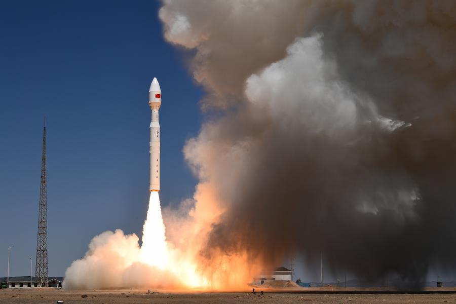 Китай запустил в космос ракету-носитель "Лицзянь-1 Y14" с восемью спутниками на борту