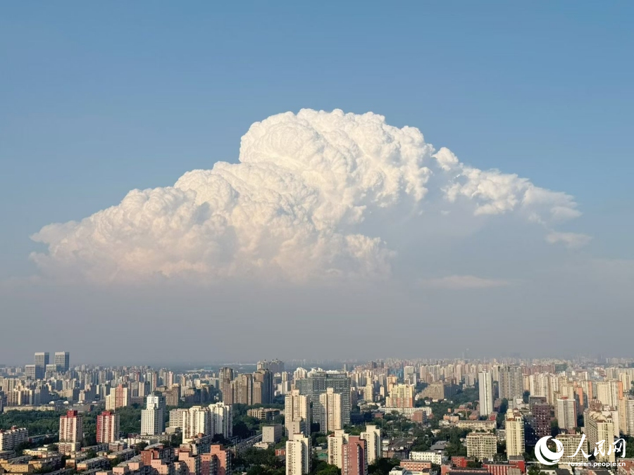 Пекин накрыло гигантское облако: город словно сошел с экрана аниме