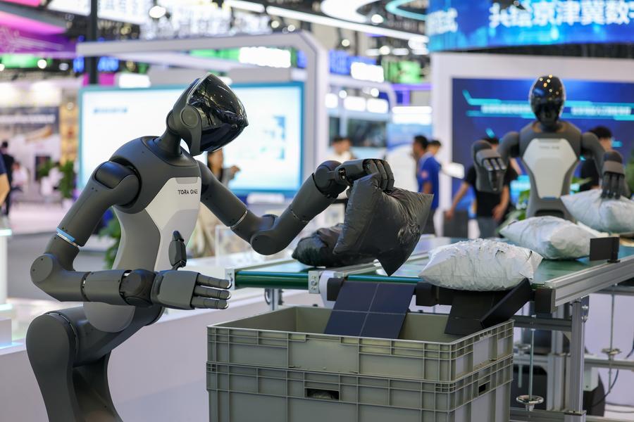 В 2026 году объем выпуска человекоподобных роботов в Китае может превысить 100 000 единиц - чиновник