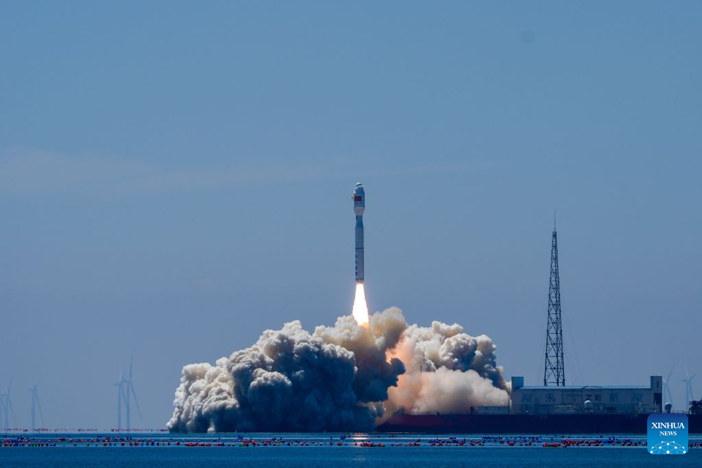 Китай запустил с моря ракету-носитель "Цзелун-3" с двумя спутниками на борту
