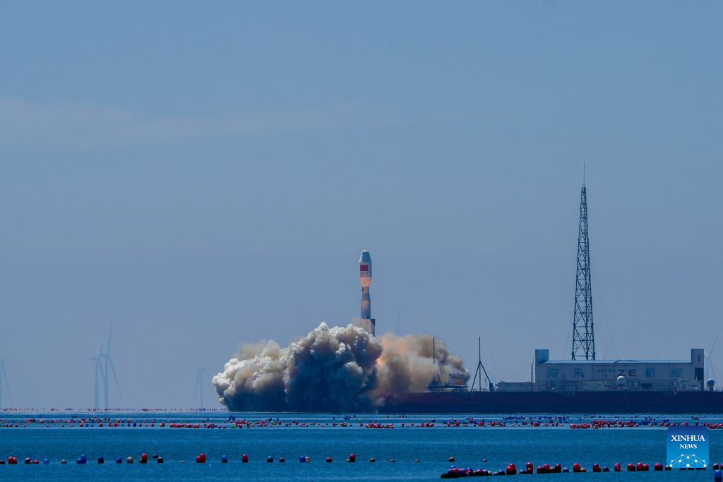 Китай запустил с моря ракету-носитель "Цзелун-3" с двумя спутниками на борту