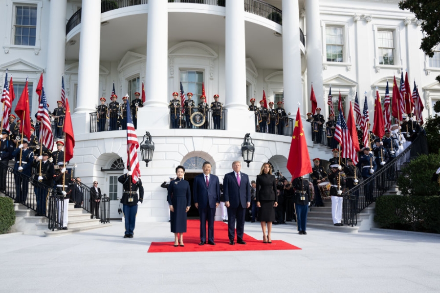 Си Цзиньпин принял участие в приветственной церемонии, устроенной Д. Трампом