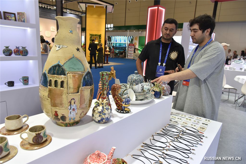 Китайские и зарубежные покупатели собрались на международной выставке керамики и фарфора в "фарфоровой столице" Китая