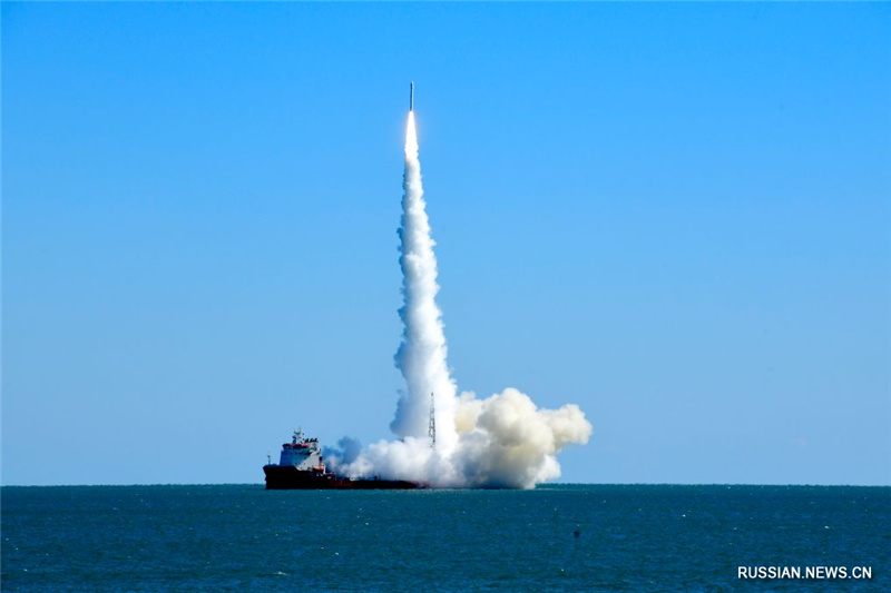 Китай запустил с моря новый спутник при помощи ракеты-носителя "CERES-1"
