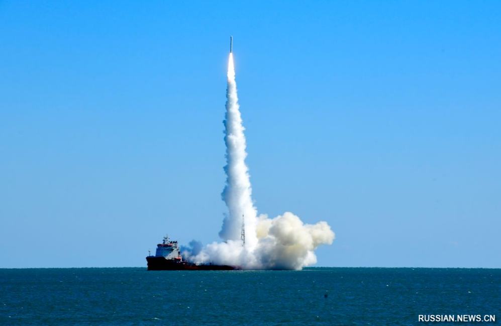 Китай запустил с моря новый спутник при помощи ракеты-носителя "CERES-1"